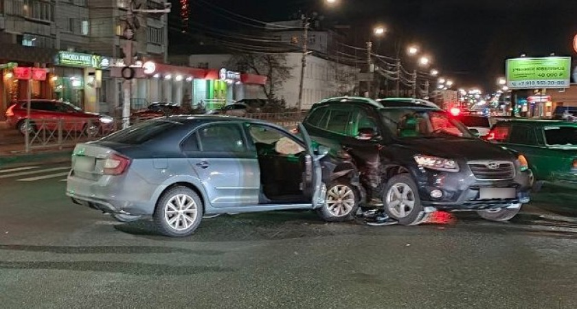 В Костроме на Ивана Сусанина столкнулись две машины: пострадала 22-летняя пассажирка