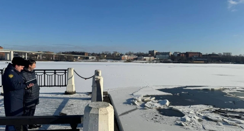 В Костроме дебаркадер ушел под воду у стен Ипатьевского монастыря