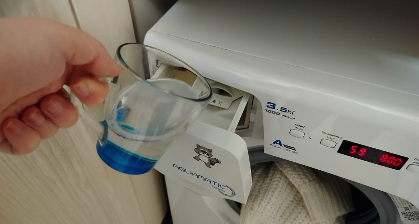 Стакан на стирку и одежда белее снега: секрет от прачки, что нужно добавить в стиралку вместе с порошком