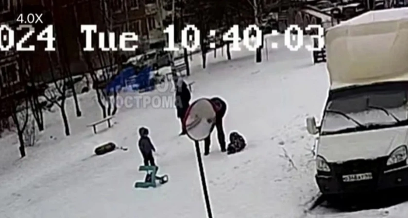 Мальчик падал от ударов отца: в Костроме мужчина на глазах прохожих избил 5-летнего сына