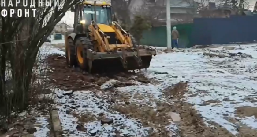 "Тонет даже трактор": костромичи пожаловались на разрушенную после ремонта сетей дорогу