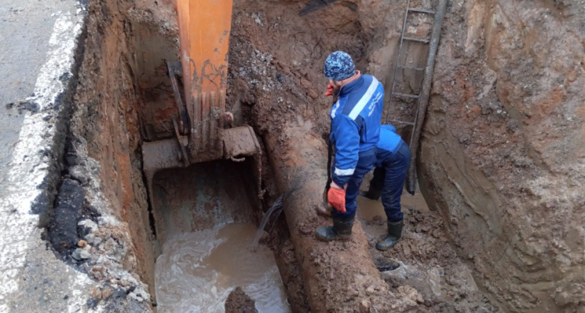 В Костроме из-за аварии около ТЦ "Коллаж" десятки жителей лишились воды