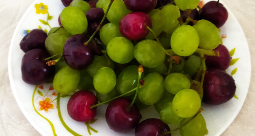 Эта ягода самая опасная, а мы покупаем ее как деликатес, да еще и детей кормим