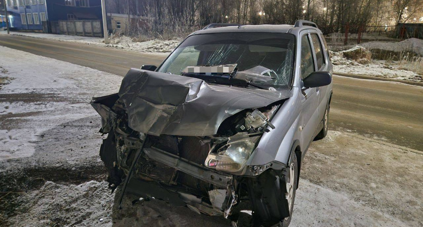 В Костроме женщина-водитель Suzuki наехала на бетонное ограждение: пострадали двое детей