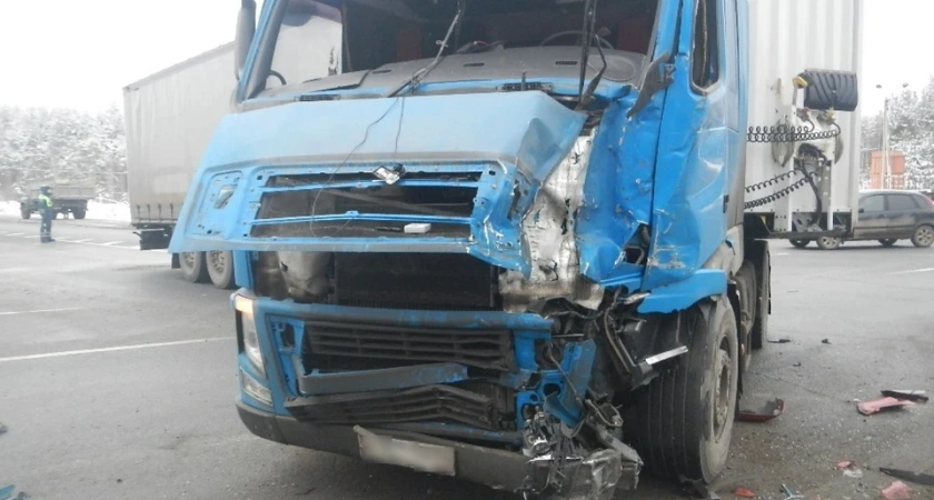 На костромской трассе столкнулись две фуры: есть пострадавший