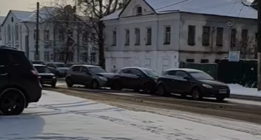 В Костроме произошло тройное ДТП на Нижней Дебре