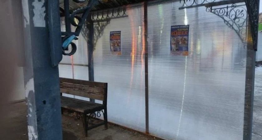 В Костроме новый остановочный павильон испортили степлером