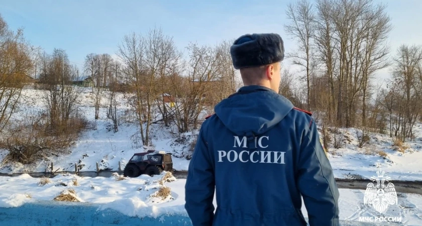 Костромичи испытали на Волге вездеход-амфибию и напугали очевидцев