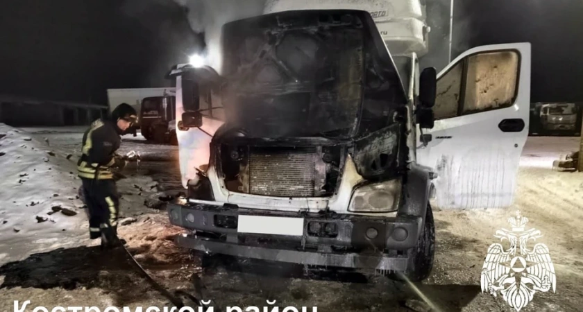 В Костромской области загорелись легковая и грузовая машины