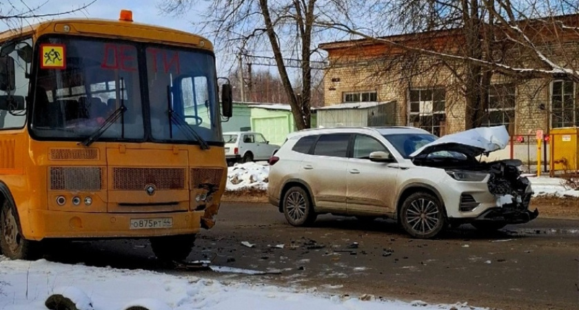 В Нерехте школьный автобус столкнулся с иномаркой