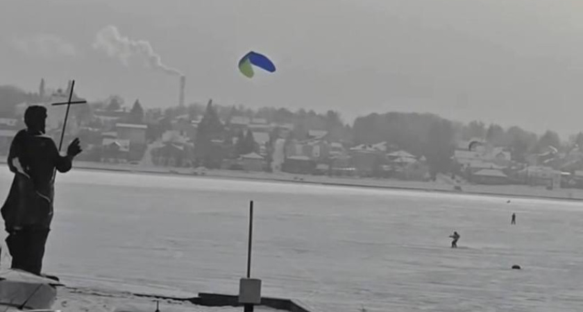 На льду в Костроме заметили ледовых гонщиков под парусом