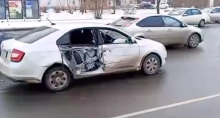 В Костроме грузовик столкнулся с иномаркой и вырвал ей дверь