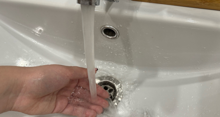 Сода и уксус не помогут: вот что на самом деле растворит жир и устранит засор слива за считанные секунды