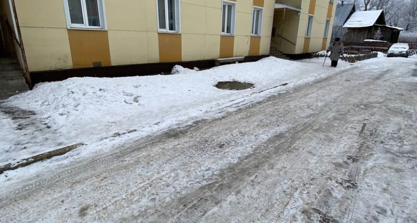 Страх провалиться под гнилой пол вынудил жительницу Мантурово пожаловаться Путину