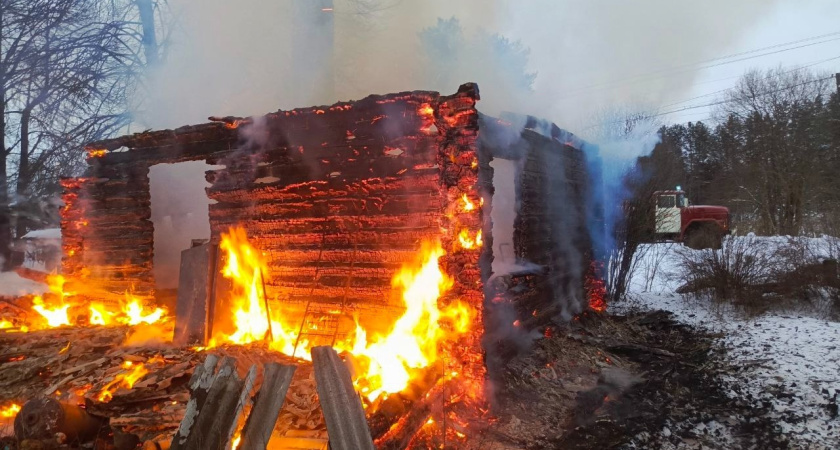 В Костроме мужчина спалил салютом многоквартирный дом