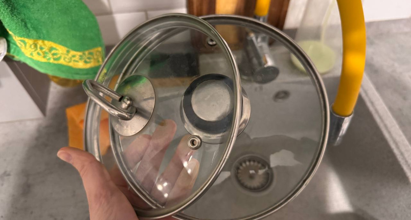 Всего 2 ст. ложки — и даже стеклянные крышки от кастрюль засияют чище новых: никакого налета и жира за секунду