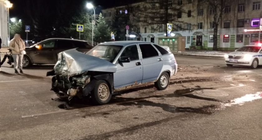 В Костроме на проспекте Текстильщиков столкнулись две легковушки: есть пострадавшие