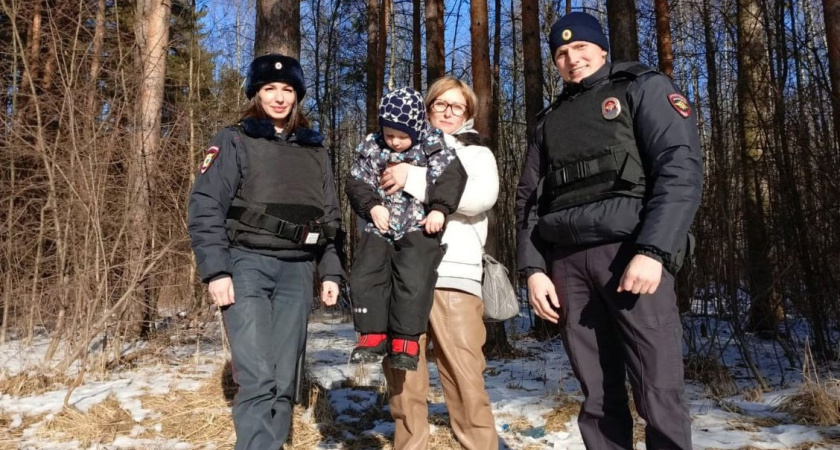 Полицейские Костромы спасли маму с ребенком, заблудившихся в лесу