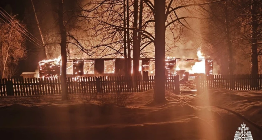 Под Костромой огонь уничтожил дом культуры и библиотеку