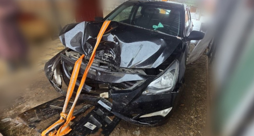 Пенсионерка на Hyundai Solaris врезалась в дерево в Нерехтском районе: пострадали два человека