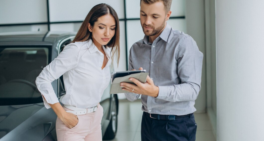 В феврале выдачи автокредитов в России сократились вдвое