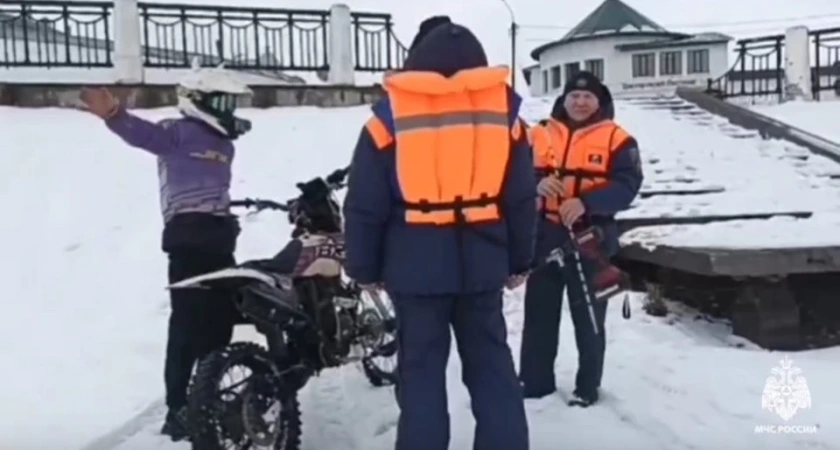 Костромич на неисправном питбайке гонял по тонкому льду реки