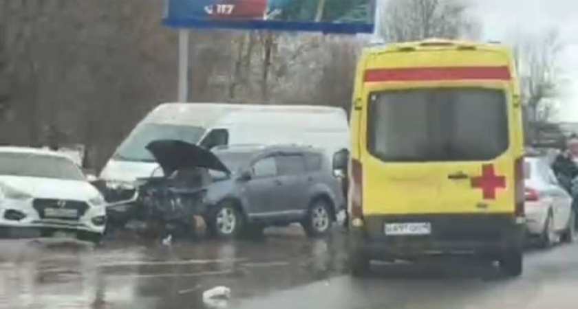 Три машины разбились в ДТП на улице Юрия Смирнова