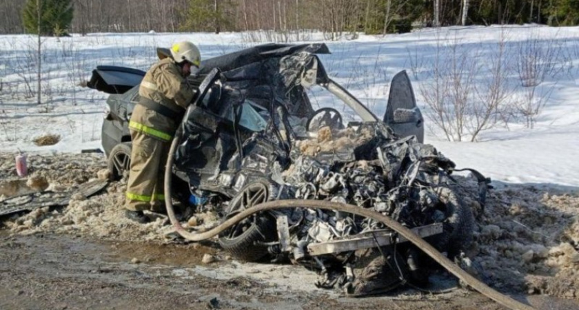 В Мантуровском районе столкнулись груженый смолой грузовик и Mercedes: водитель легковушки погиб на месте