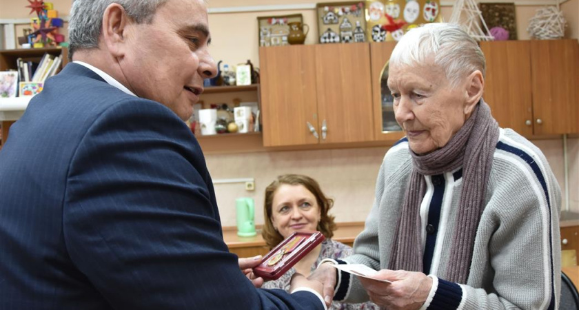 Трех тружениц тыла наградили медалями от имени Президента России