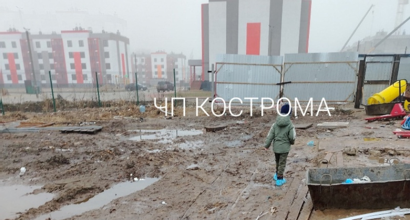 Грязь со всех сторон: подход к новой поликлинике в Костроме превратился для пациентов в полосу препятствий