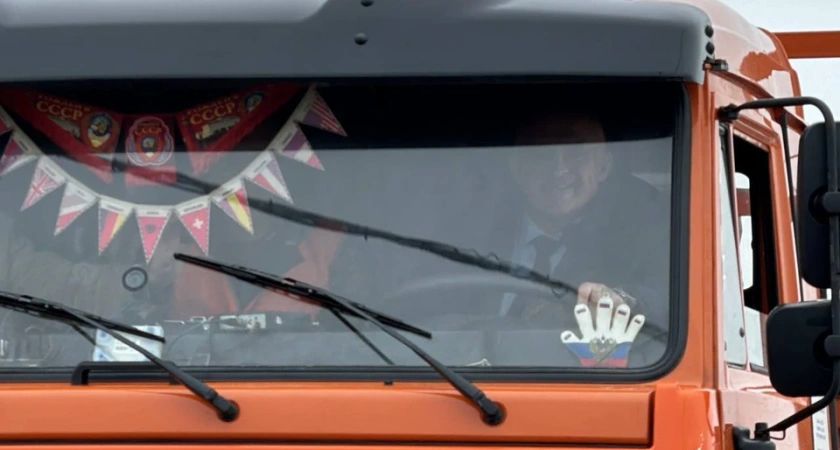 Губернатор Костромской области проехал по новому мосту в  Макарьевском районе за рулем КАМАЗа