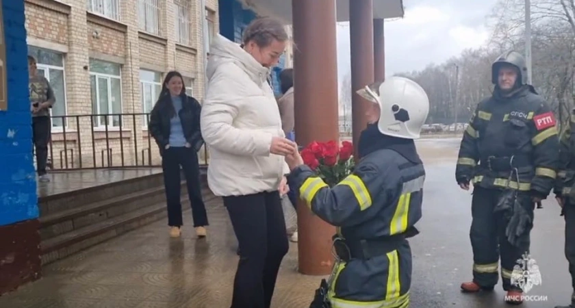В Костроме сотрудник МЧС сделал предложение руки и сердца своей возлюбленной у школы