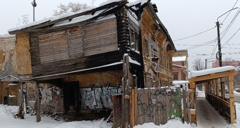 В Костроме владельца полуразрушенного дома заставили ограничить туда доступ