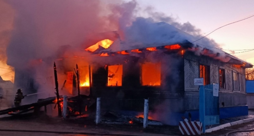 В Костромской области женщина спалила целое здание ради кражи 6,5 тысяч рублей у своей матери