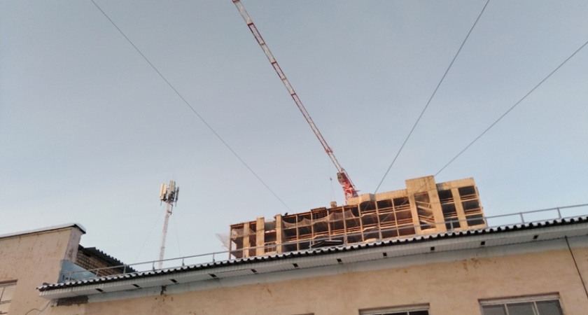 “Дети возвращаются по колено грязные”: родители пожаловались на стройку рядом со школой в Костроме