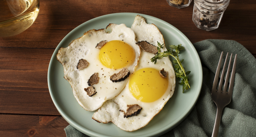 Друг повар рассказал, почему нельзя жарить яйца на подсолнечном масле: запомните раз и навсегда