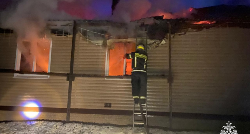 Трагедия в Мантурово: двое погибли при пожаре в жилом доме