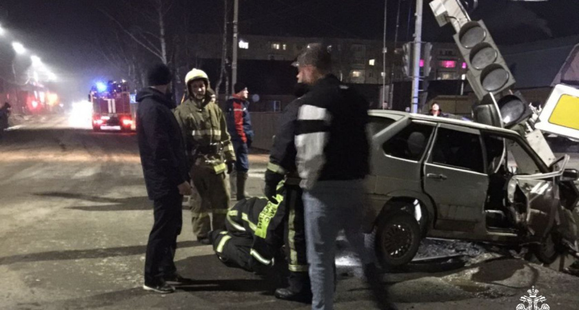 Авария в Шарье: пожарные спасли водителя из искореженного авто