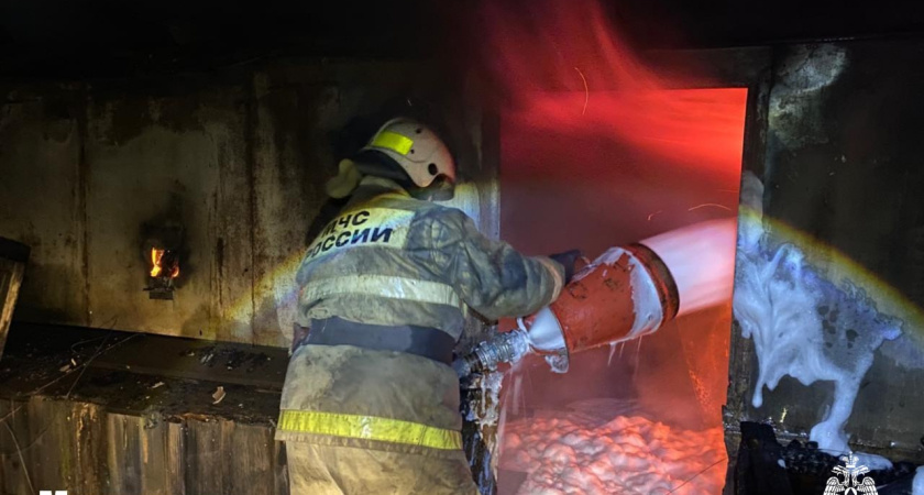 В Мантурово в страшном пожаре на деревообрабатывающем цехе пострадал работник