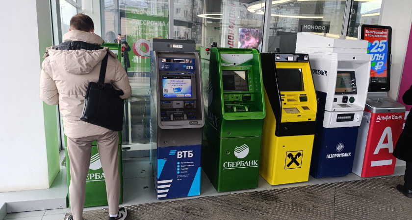 «С сегодняшнего дня – запрещено». Всех, кто снимает деньги с банковских карт, ждет неожиданный сюрприз