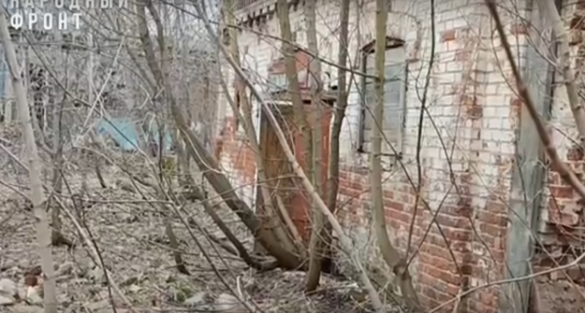 Костромичи пожаловались на здание бывшей конюшни из-за угрозы для детей