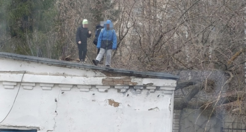 “Не понимают, что это опасно”: костромские школьники затеяли игры на трансформаторных будках