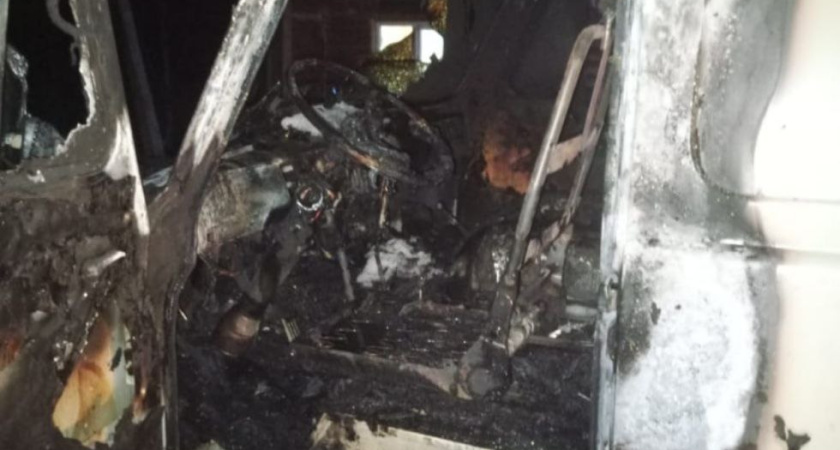 В Поназыревском районе неизвестные подожгли УАЗ