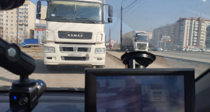 Штраф до 30 тысяч: в Костроме началась борьба с незаконной парковкой фур