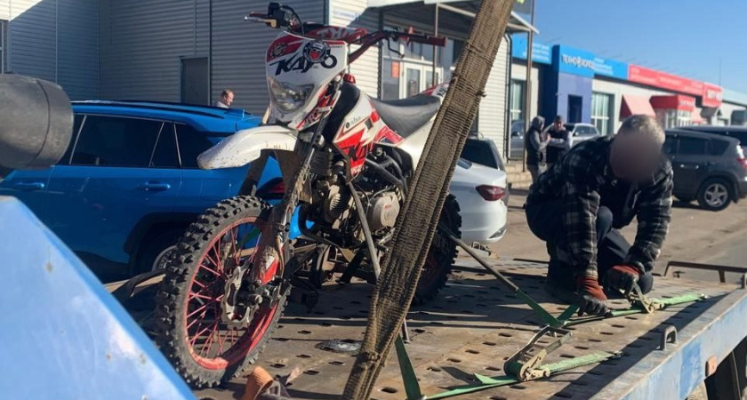 В Костроме полицейские задержали 41-летнего пьяного бесправника на мотоцикле