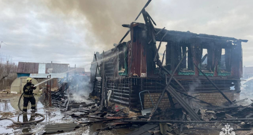 Пожар в Мисково: ветер перекинул огонь на три здания