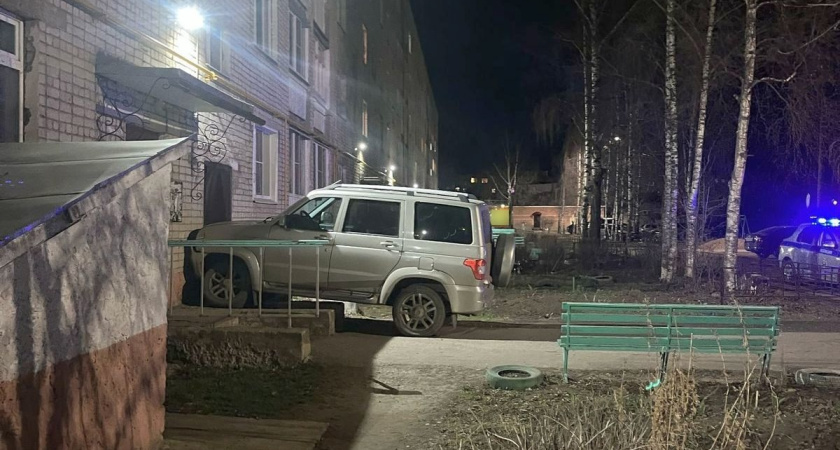 Костромич на "УАЗике" врезался в крыльцо жилого дома