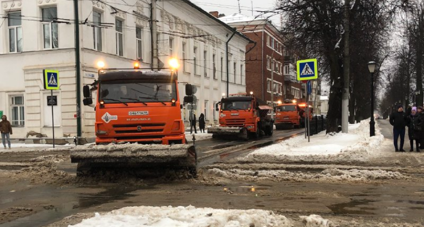 В Костроме 400 работников и 328 единицы техники очищают дороги от снега и льда