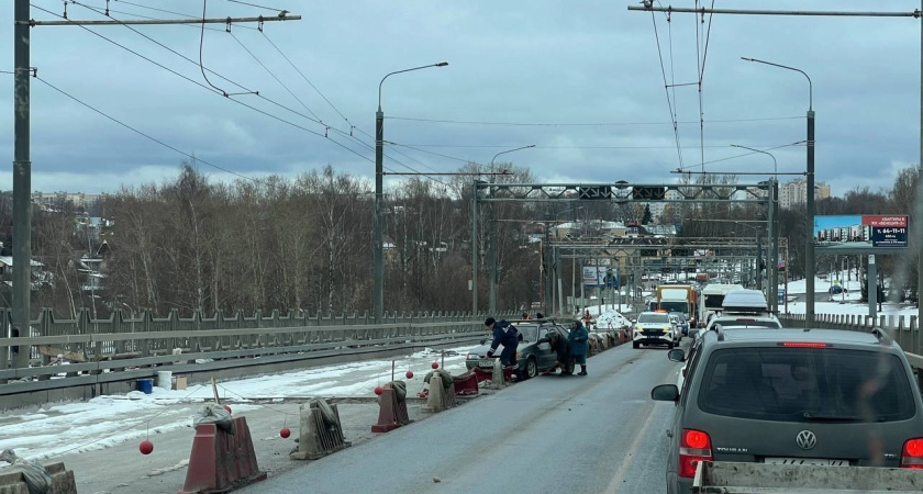 Нижегородцы устроили пробку на костромском мосту: автомобиль сломался прямо на ремонтируемом участке