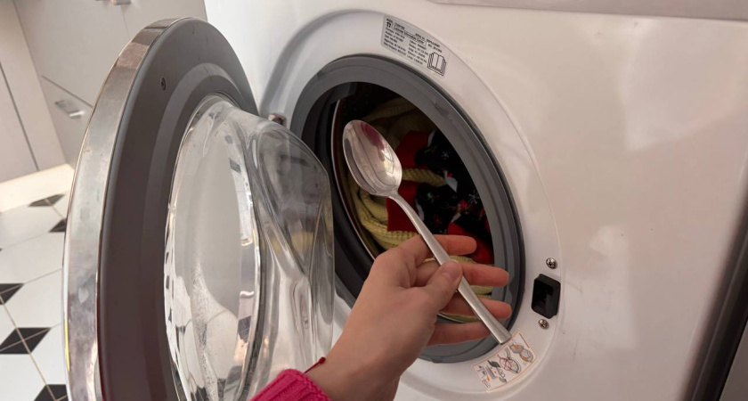 Кладу столовую ложку в стиральную машину при каждой стирке: невероятный лайфхак - никакого волшебства, только наука